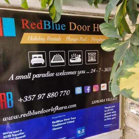Redblue Door Two Traditional Listed Nyaraló *