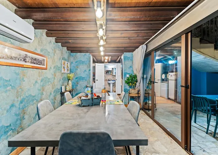 Redblue Door Two Traditional Listed בית נופש