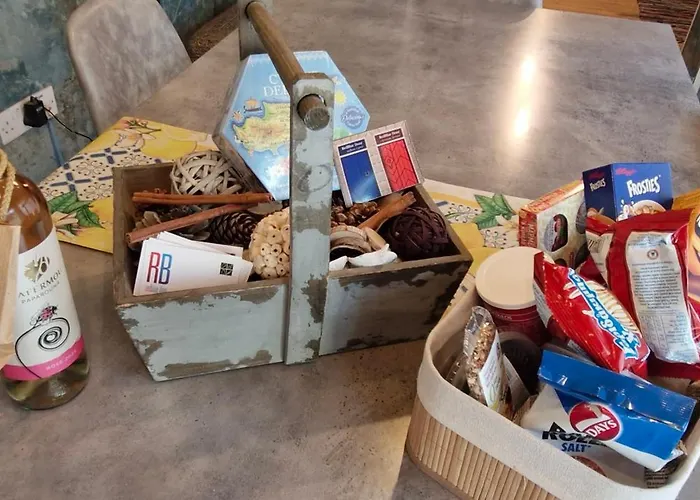 Redblue Door Two Traditional Listed בית נופש *