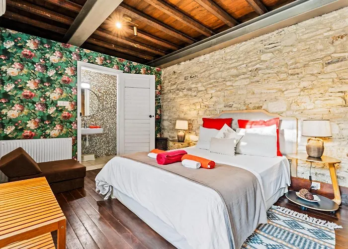 Redblue Door Two Traditional Listed בית נופש