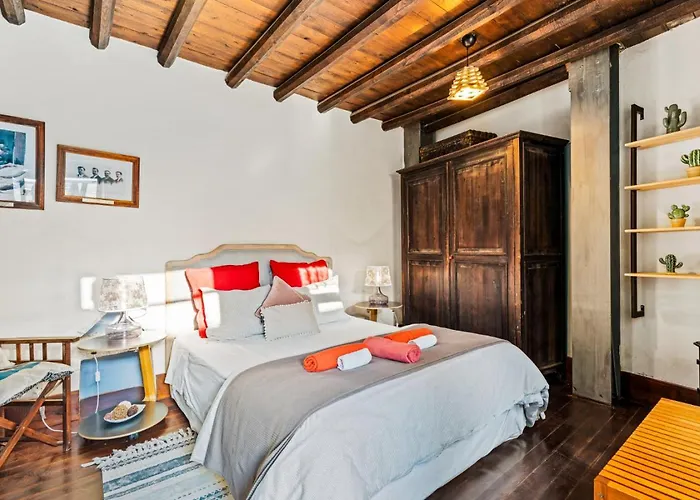 Redblue Door Two Traditional Listed פאנו לפקארה