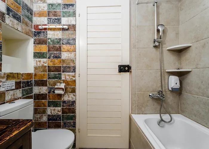 Redblue Door Two Traditional Listed * פאנו לפקארה