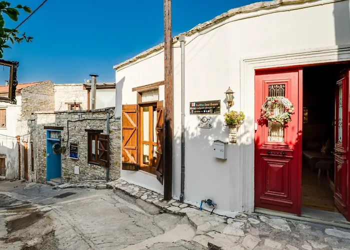 בית נופש Redblue Door Two Traditional Listed