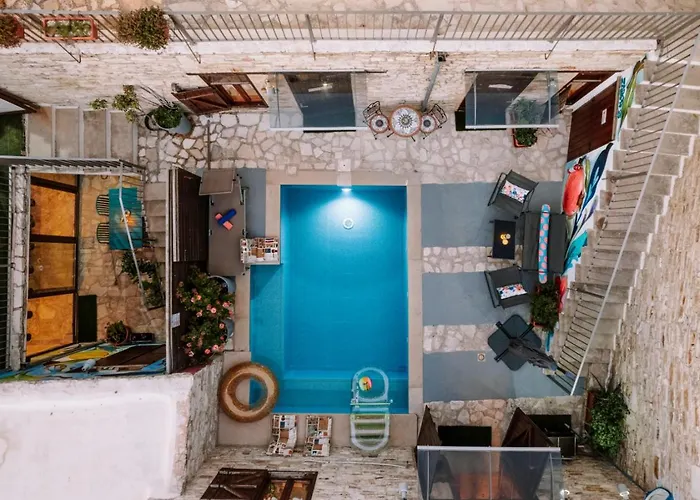 Redblue Door Two Traditional Listed Holiday home *